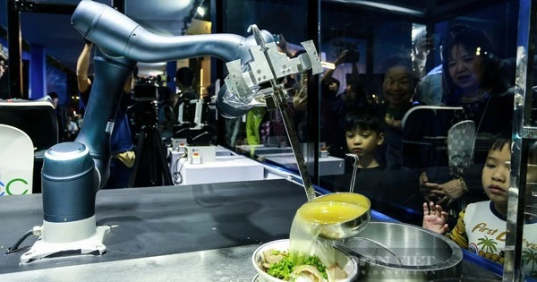 Hanoians continue to experience 'Pho cooking robot' in Hanoi's Old Quarter