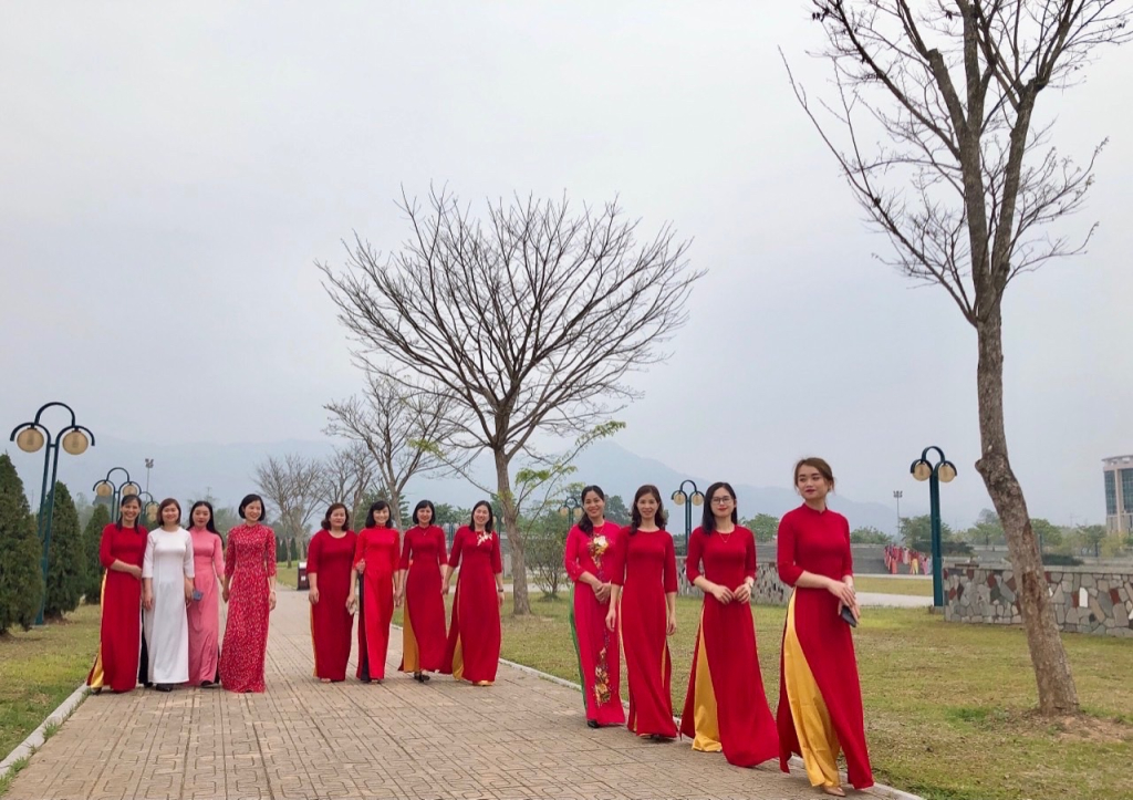 La Semana Ao Dai se celebra anualmente como una forma de honrar la belleza de la cultura tradicional y la belleza de las mujeres vietnamitas.