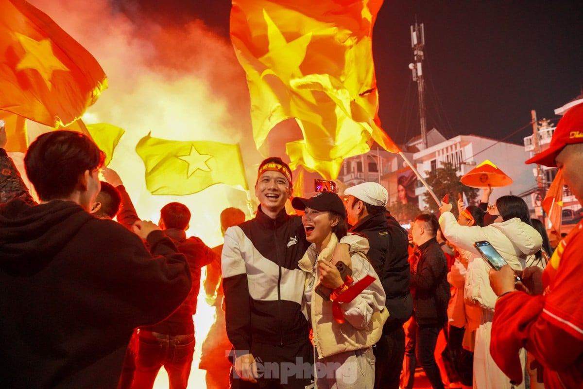 Menschenmassen stürmen um das Viet-Tri-Stadion, um den Sieg Vietnams über Thailand zu feiern. Foto 4