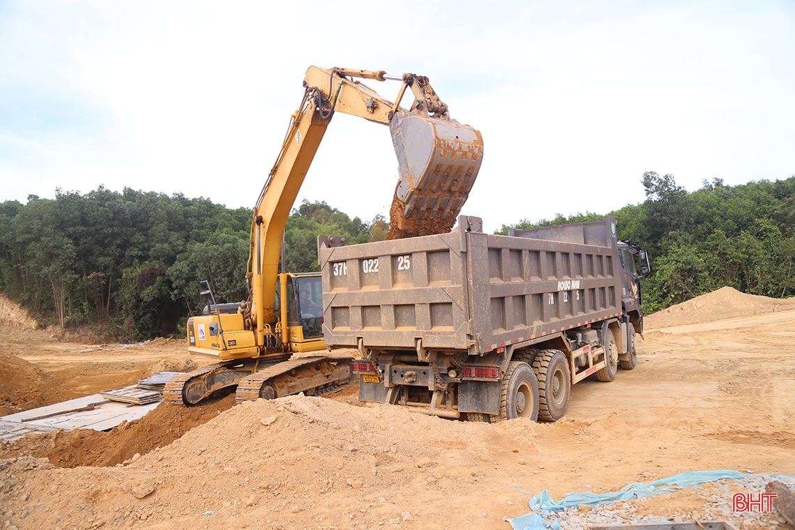 Le chantier de construction de l'autoroute Nord-Sud à Ha Tinh est très animé pendant les vacances du 2 septembre