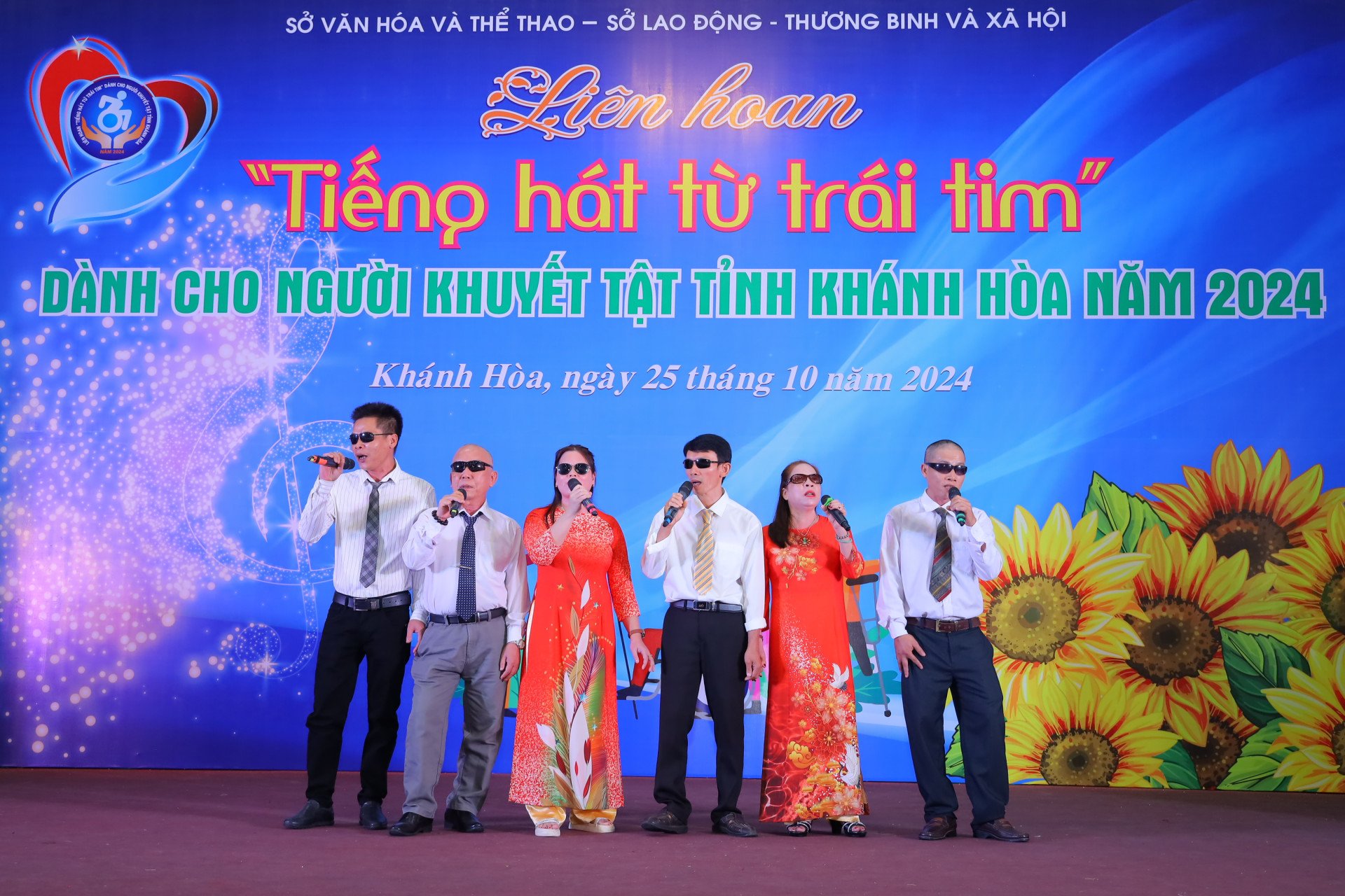 Performance des candidats de l'Association des aveugles du district de Van Ninh.