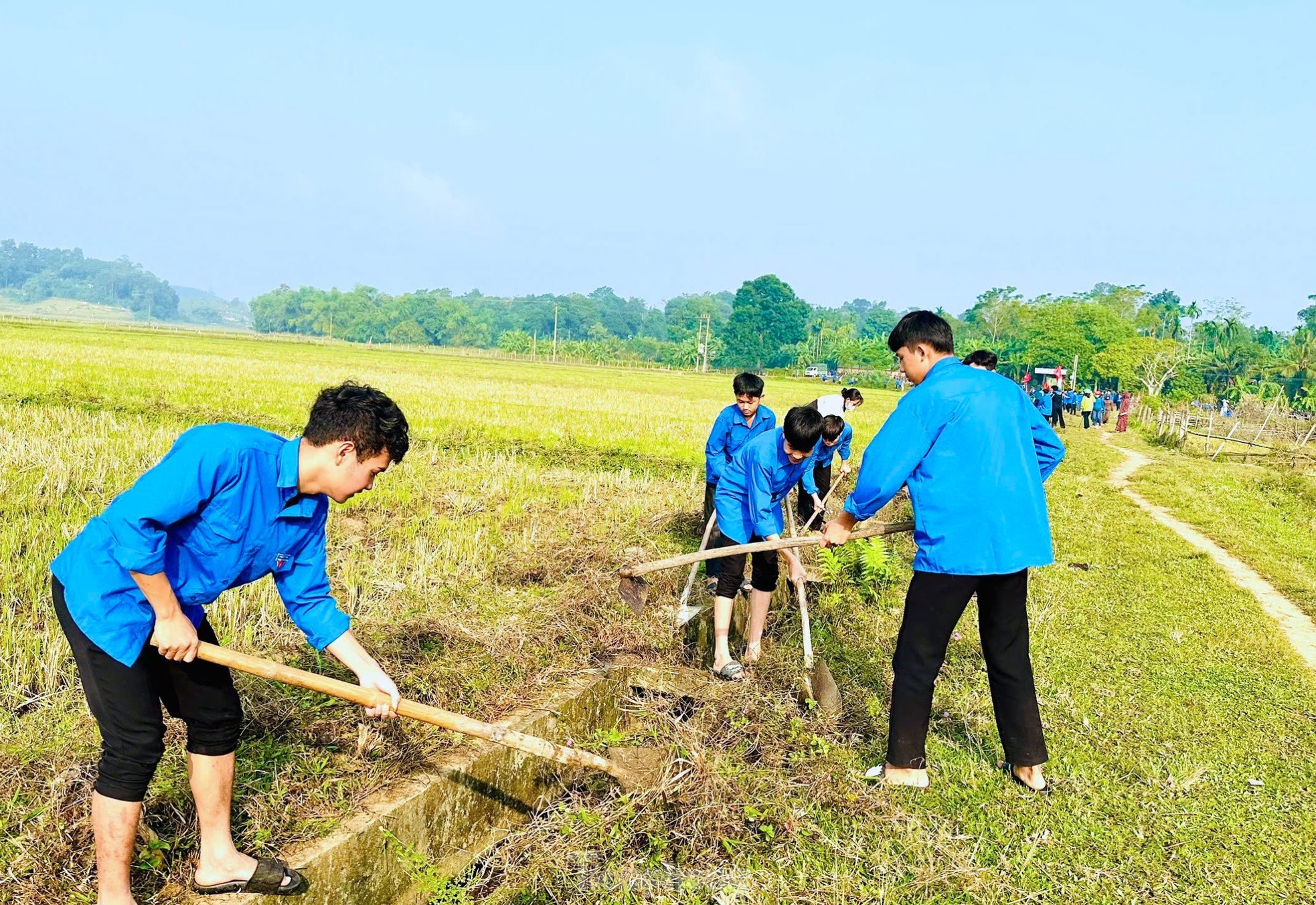 Hàng nghìn đoàn viên thanh niên nạo vét kênh mương, hưởng ứng ngày toàn dân làm thủy lợi ảnh 9