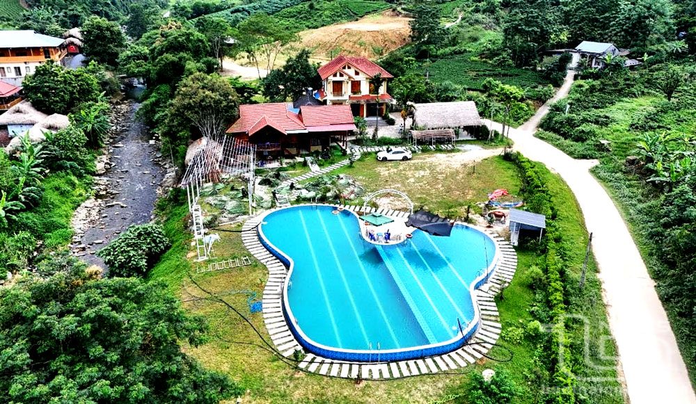 Tan Son homestay area (Kem hamlet, La Bang commune, Dai Tu) is located among green tea hills, an ideal resort for tourists.