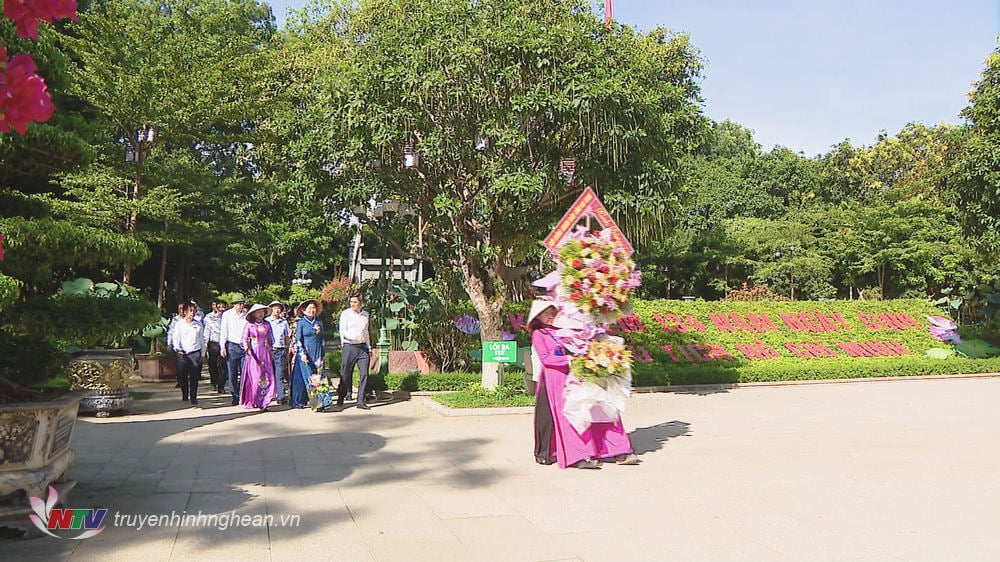 Delegation of Ha Nam province offers incense at Kim Lien and Truong Bon relic sites