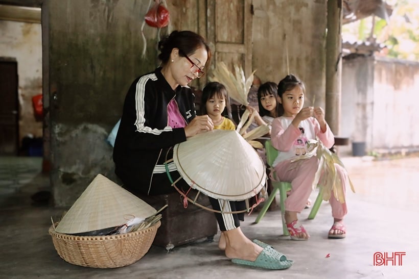 Les villages de menuiserie et de chapeaux coniques de Ha Tinh sont en pleine effervescence avec la nouvelle saison de production.