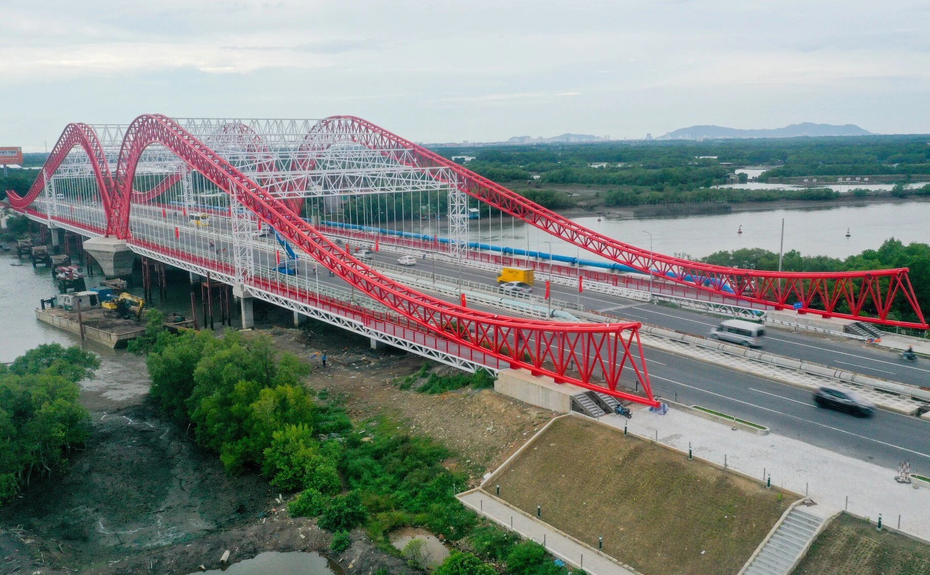 Close-up of the bridge shaped like a seagull spreading its wings in Ba Ria - Vung Tau photo 3