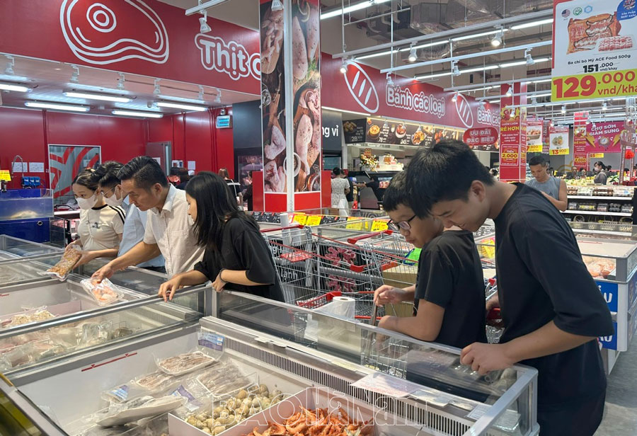 Siêu thị GO Hà Nam thu hút đông đảo người dân đến tham quan mua sắm