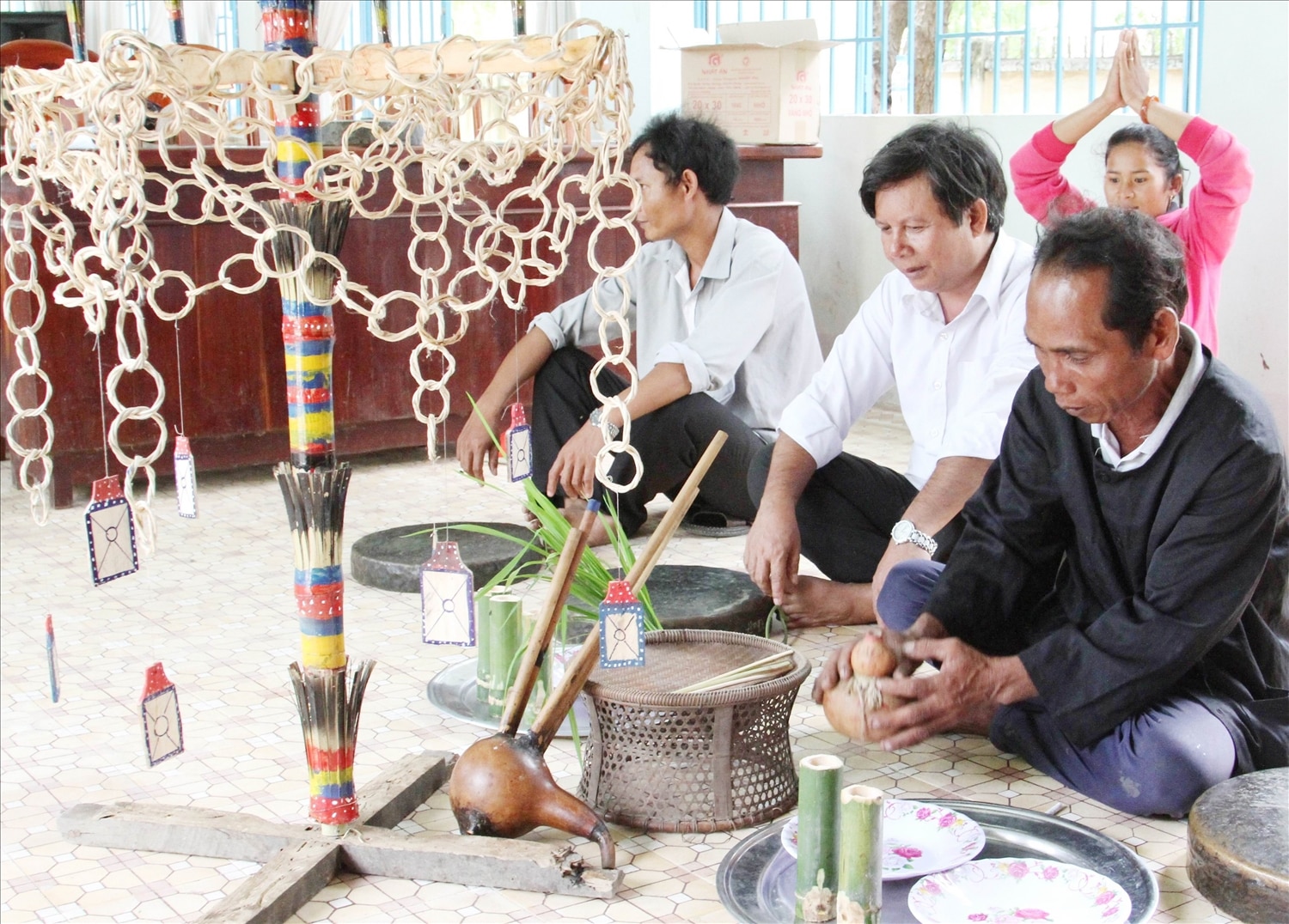 Các nghệ nhân xã Phước Hà tái hiện nghi thức lễ cúng ăn đầu lúa mới của đồng bào Raglay.