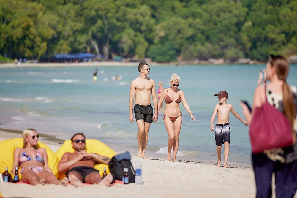 Turistas internacionales pasean por la playa en Phu Quoc. Foto: Vo Trung