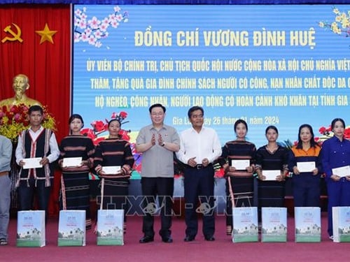 National Assembly Chairman congratulates Tet and gives gifts in Gia Lai province