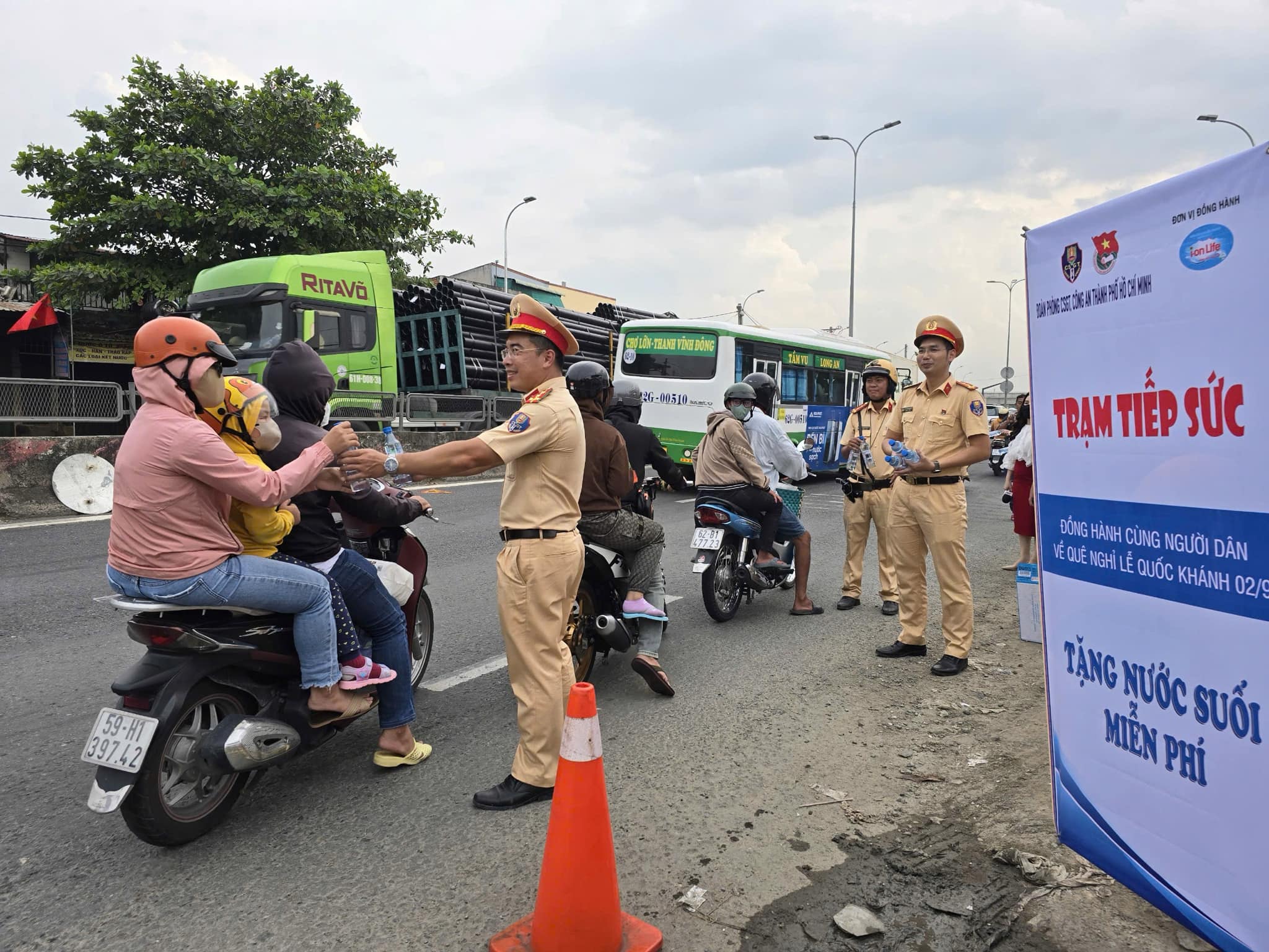 TP.HCM: Cửa ngõ ken đặc; nhà ga, bến xe nhộn nhịp trước ngày nghỉ lễ 2/9- Ảnh 16.