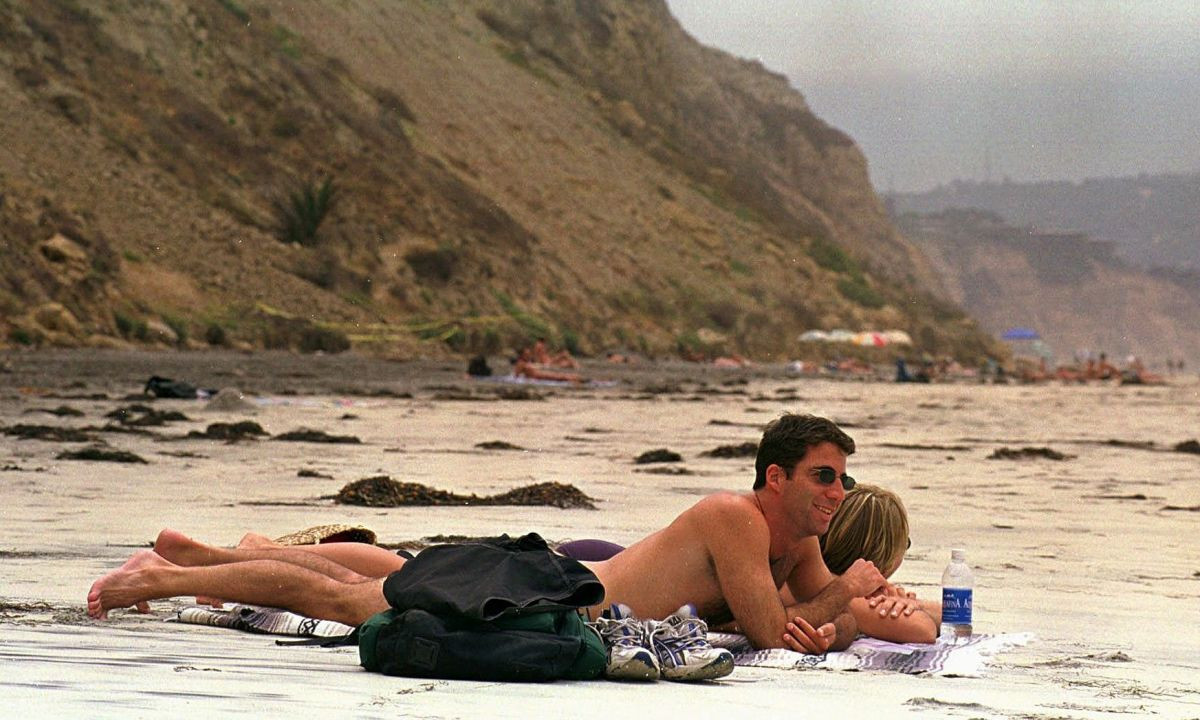 Étiquette sur la plage nudiste