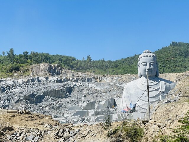 正式名称を「釈迦牟尼仏像」というこの巨大な仏像の胸像は、フック・リー山の麓にある採石場で徐々に完成しつつあります。