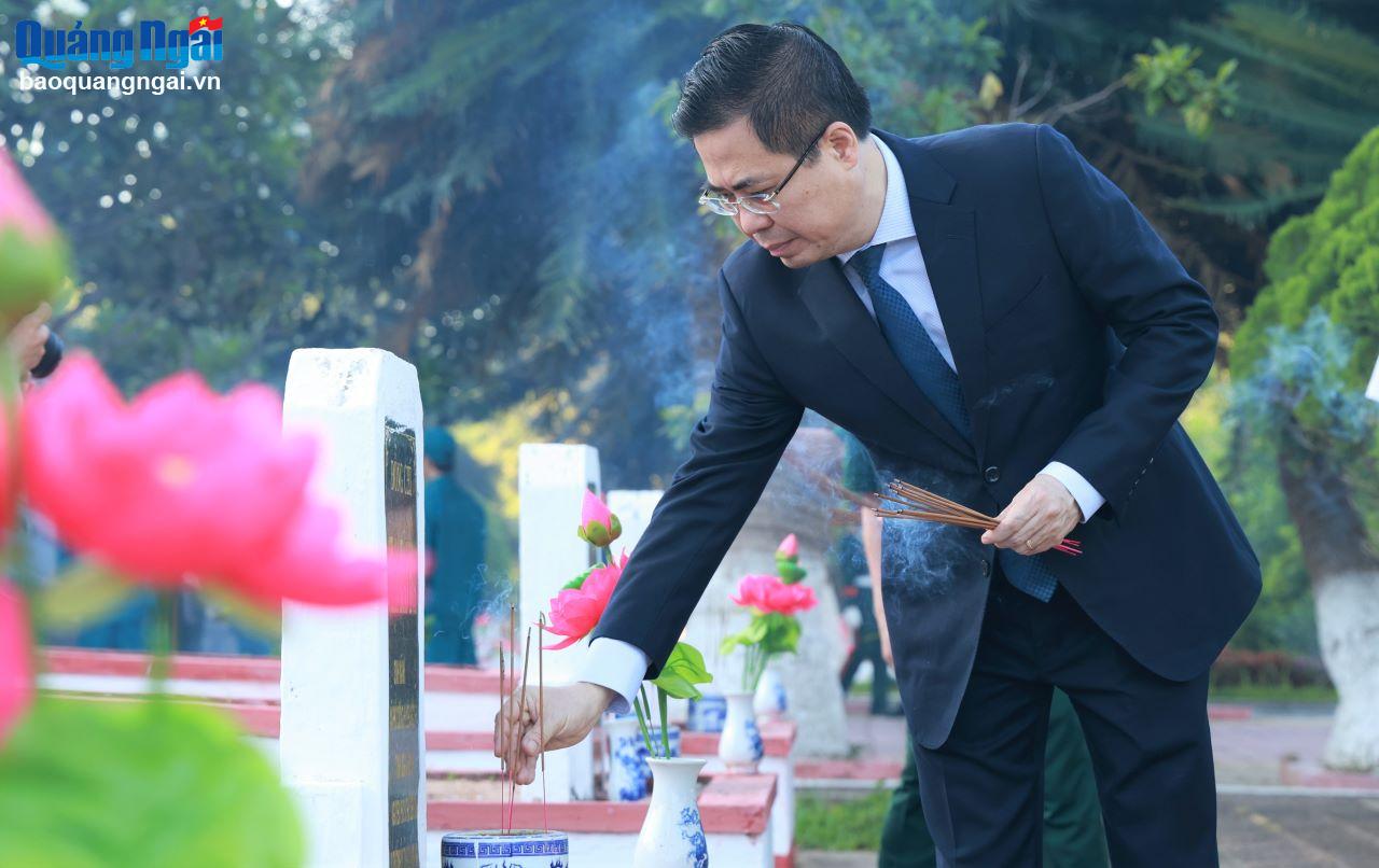 Der stellvertretende Sekretär des Provinzparteikomitees und Vorsitzende des Provinzvolkskomitees, Nguyen Hoang Giang, brachte Weihrauch an den Gräbern der Märtyrer dar.