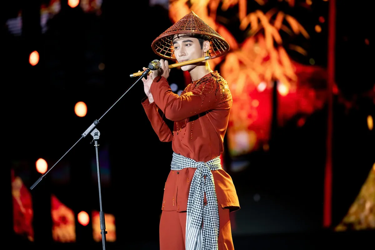 On stage, Tuan Ngoc showed off his flute playing and martial arts skills.
