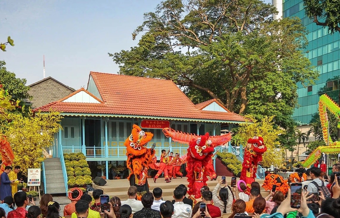 Junge Leute strömen in die Ong Do Straßen und Mai Vang Straßen in Ho Chi Minh Stadt, um Tet-Fotos zu machen. Foto 7