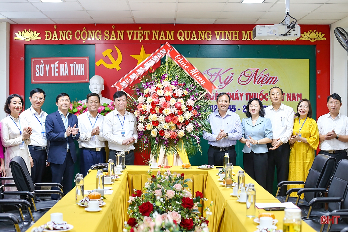 Provinzführer gratulieren dem Gesundheitsministerium und den Einheiten zum Tag der vietnamesischen Ärzte