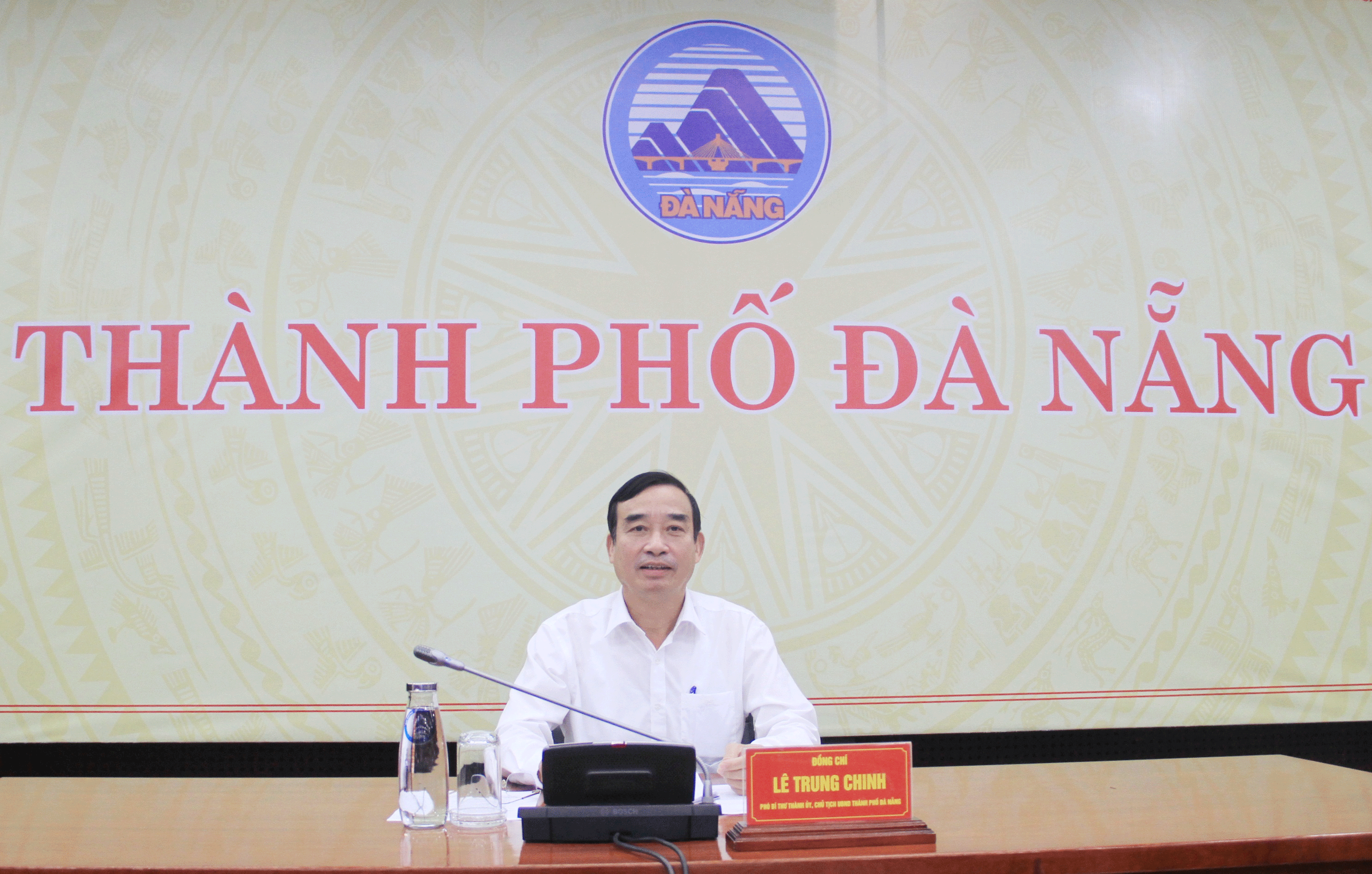 Der Vorsitzende des städtischen Volkskomitees, Le Trung Chinh, leitete die Sitzung am 29. März. Foto: TRONG HUNG