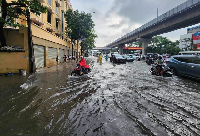 Mưa lớn ngập đường, người Hà Nội lại bì bõm đi làm- Ảnh 1.