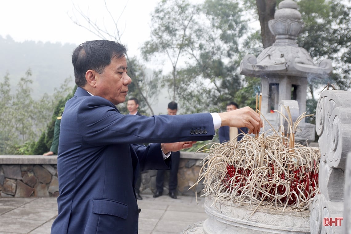 Chủ nhiệm Ủy ban Kiểm tra Trung ương tri ân các lãnh tụ của Đảng, các anh hùng liệt sỹ tại Hà Tĩnh