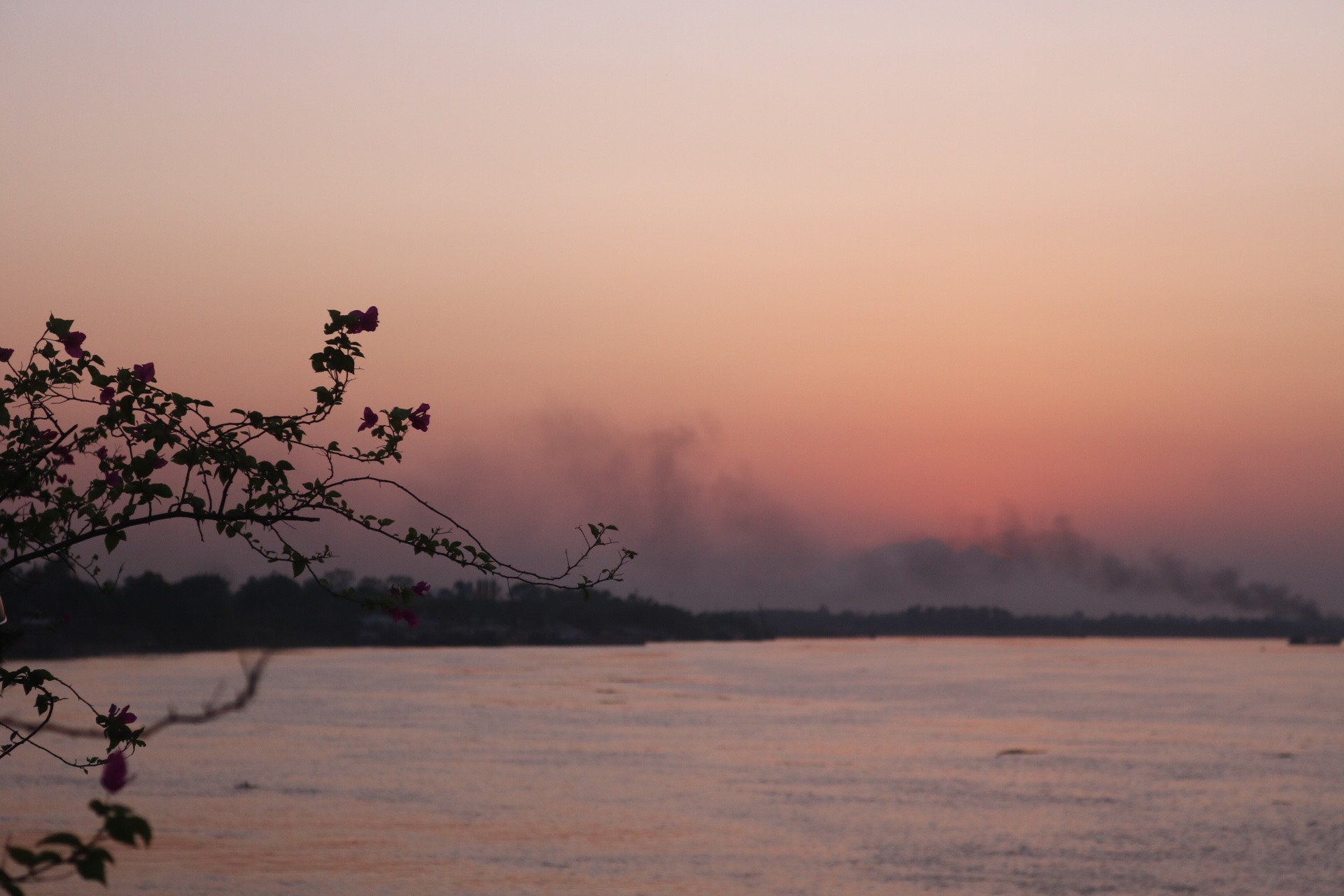 Junge Leute laden sich gegenseitig ein, an einem neuen Ort einzuchecken, um den Sonnenuntergang zu beobachten, extrem entspannt in Hanoi, Foto 14