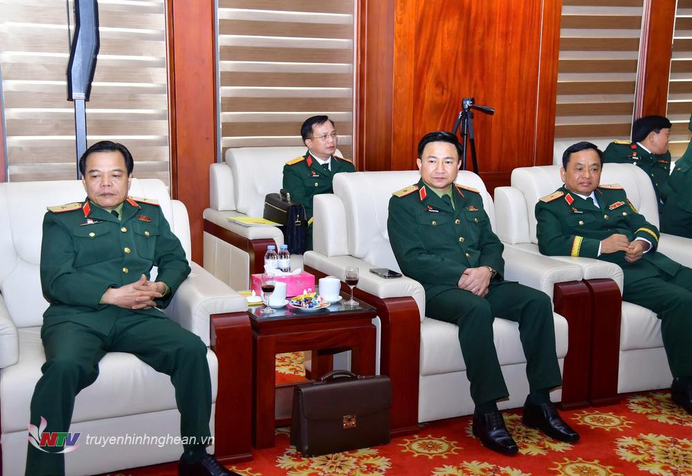 Comrades, leaders of the Party Committee and Command of Military Region 4 at the congratulatory ceremony.