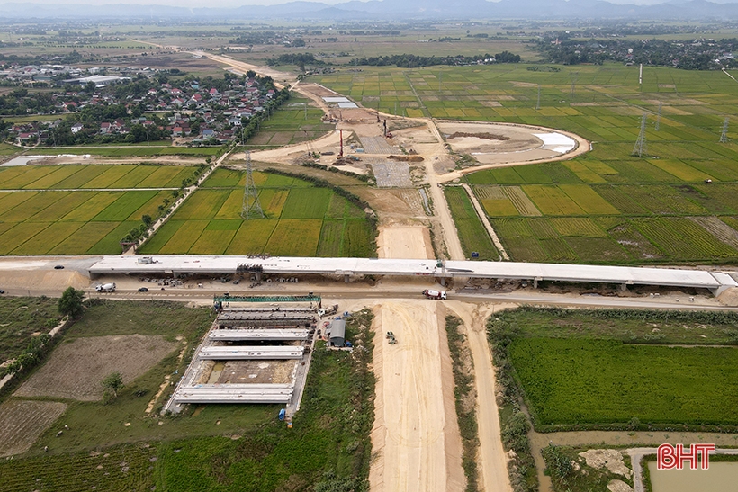 El Viceministro de Transporte Le Dinh Tho: Ha Tinh está haciendo grandes esfuerzos para limpiar el sitio y asegurar la fuente de materiales para la construcción de la Autopista Norte-Sur.