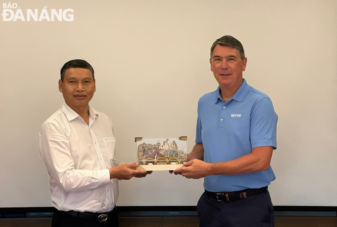 El vicepresidente permanente del Comité Popular de la ciudad, Ho Ky Minh (izquierda), entregó un recuerdo al líder de la Compañía Qorvo (EE. UU.).