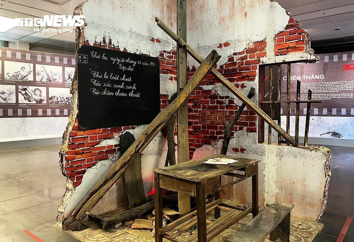 Maqueta de un aula en ruinas tras las bombas. (Foto: Hong Nhung)