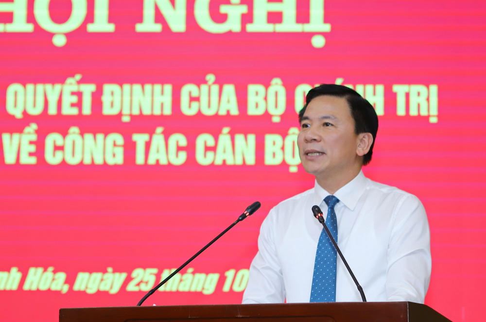 Images at the conference announcing the Politburo's decision to appoint Senior Lieutenant General Nguyen Doan Anh to hold the position of Secretary of Thanh Hoa Provincial Party Committee