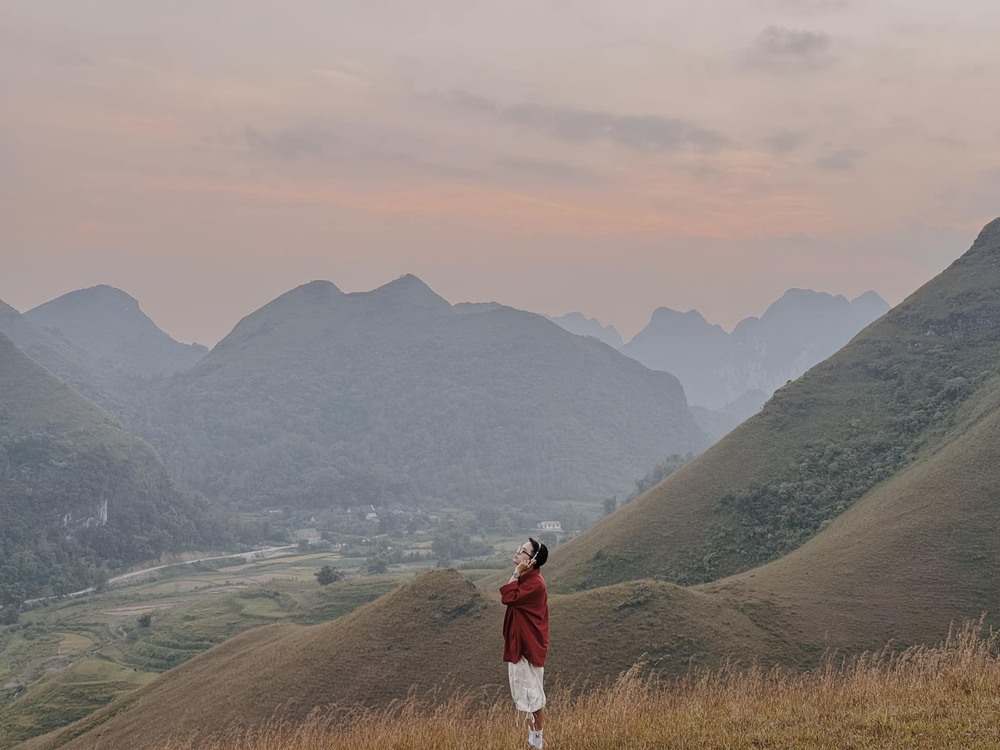 Besides familiar destinations such as Ban Gioc waterfall, Mat Than mountain... Ba Quang burnt grass hill (Vinh Quy) is also an attractive destination for many tourists in Cao Bang.