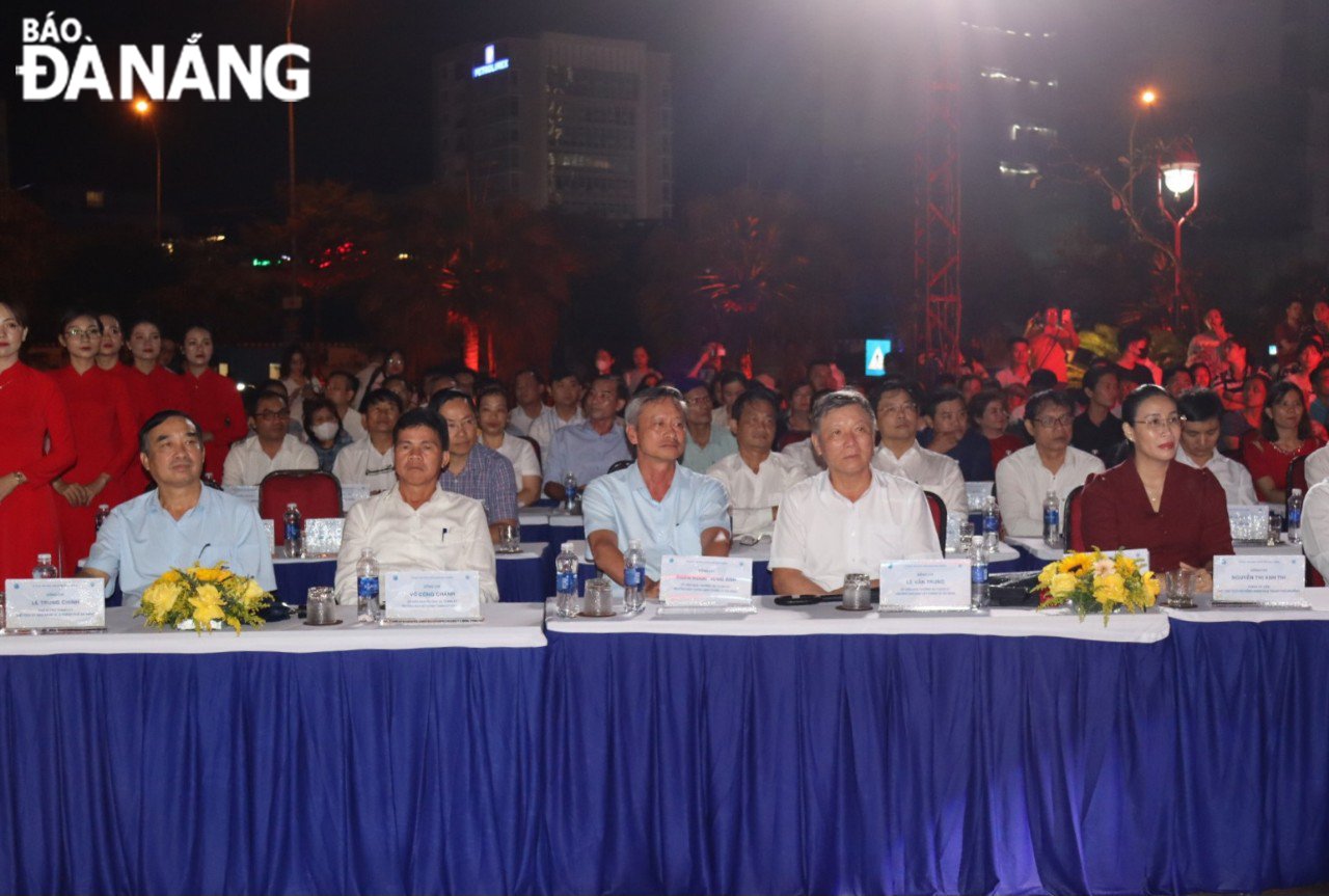 Chairman of the City People's Committee Le Trung Chinh (front row, left corner) and delegates attending the opening ceremony of Bach Dang Walking Street. Photo: TRAN TRUC