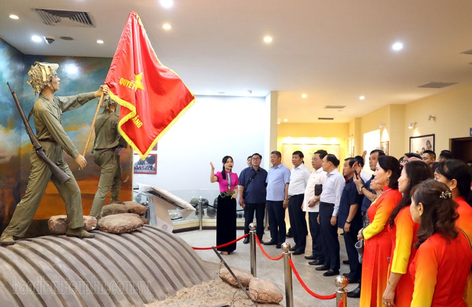 Grupo de trabajo del Comité del Partido de la Ciudad Hanoi visita y trabaja en la provincia de Dien Bien