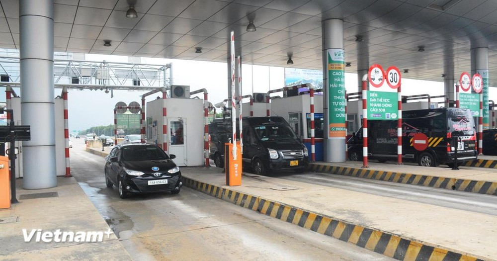 ハノイ・ハイフォン高速道路の料金所を通過する車両。 （写真：Viet Hung/Vietnam+）