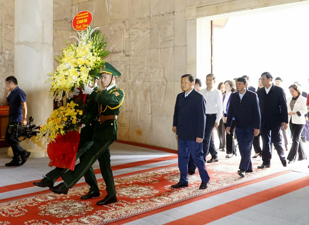 Der stellvertretende Premierminister Le Minh Khai besuchte den Ho-Chi-Minh-Tempel in der Gemeinde Truong Ha (Ha Quang).