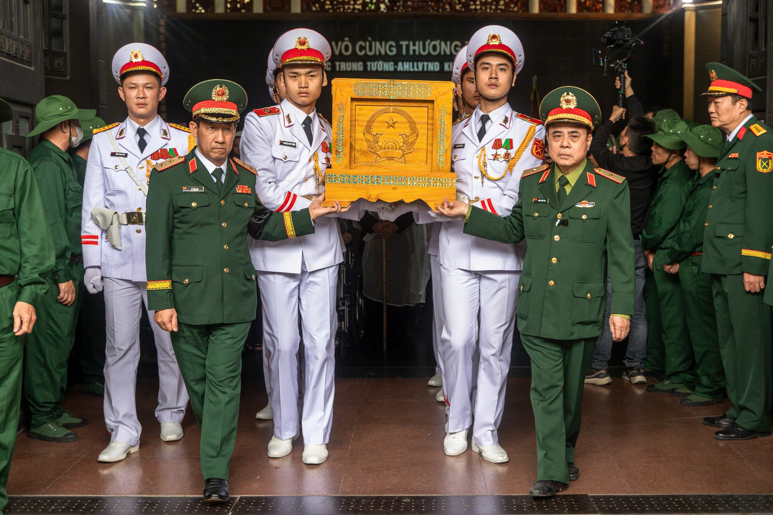 Tình đồng đội, nghĩa đồng bào trong lễ tang trung tướng - anh hùng Khuất Duy Tiến- Ảnh 24.