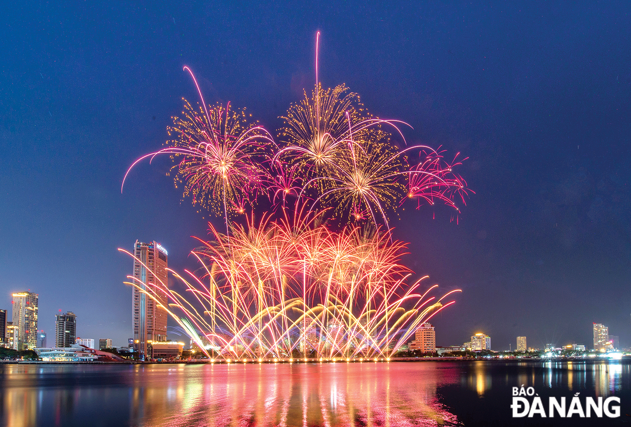 Fireworks display by the Italian team at DIFF 2023. Photo: PHAN MANH HAN