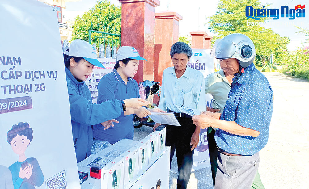 VNPT Quang Ngai staff propagate and support people to convert their phones using 2G waves to 4G.  Photo: AN NHIEN
