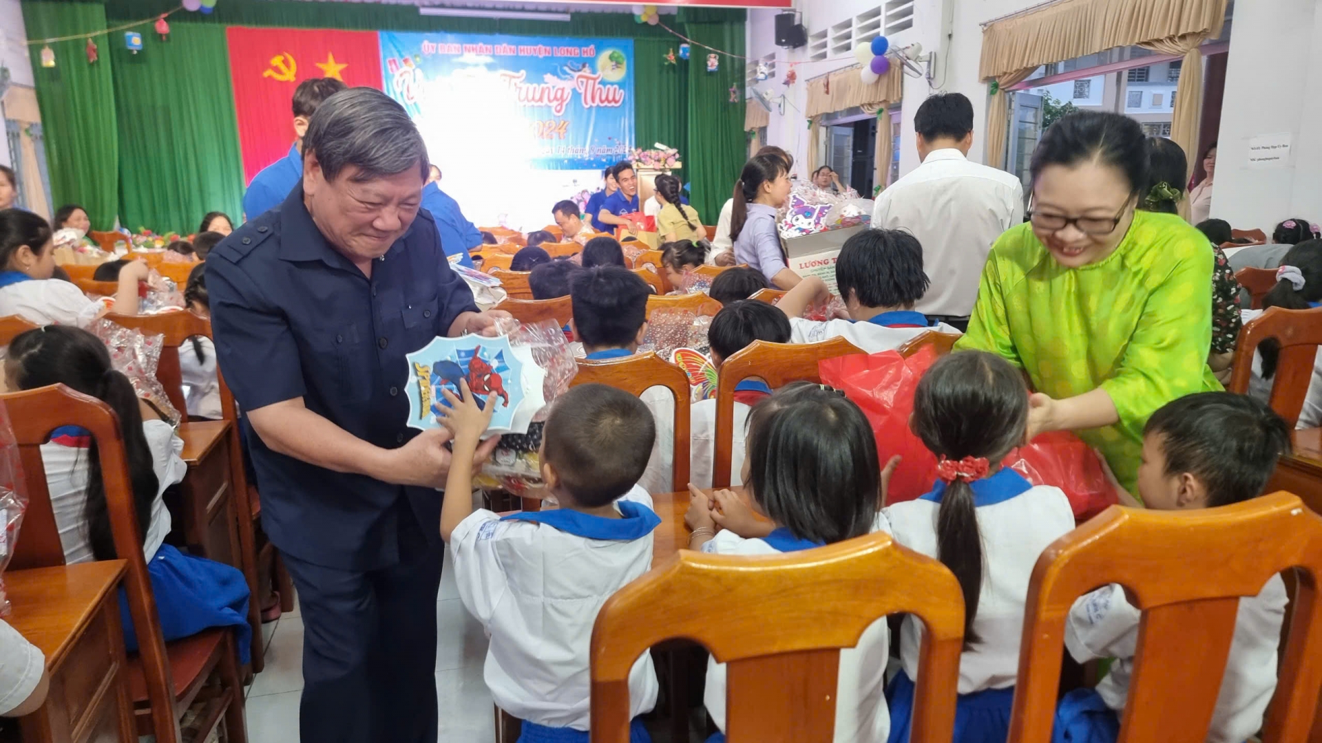 Genosse Tran Van Ron und die stellvertretende Vorsitzende des Volkskomitees der Provinz Vinh Long, Nguyen Thi Quyen Thanh, überreichten den Kindern Mittherbstgeschenke.