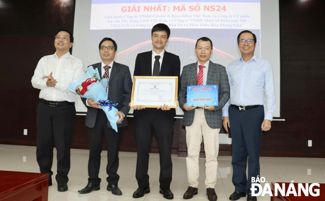 Award ceremony for the competition for planning and architectural solutions for the Le Thanh Nghi - Cach Mang Thang Tam traffic intersection cluster...