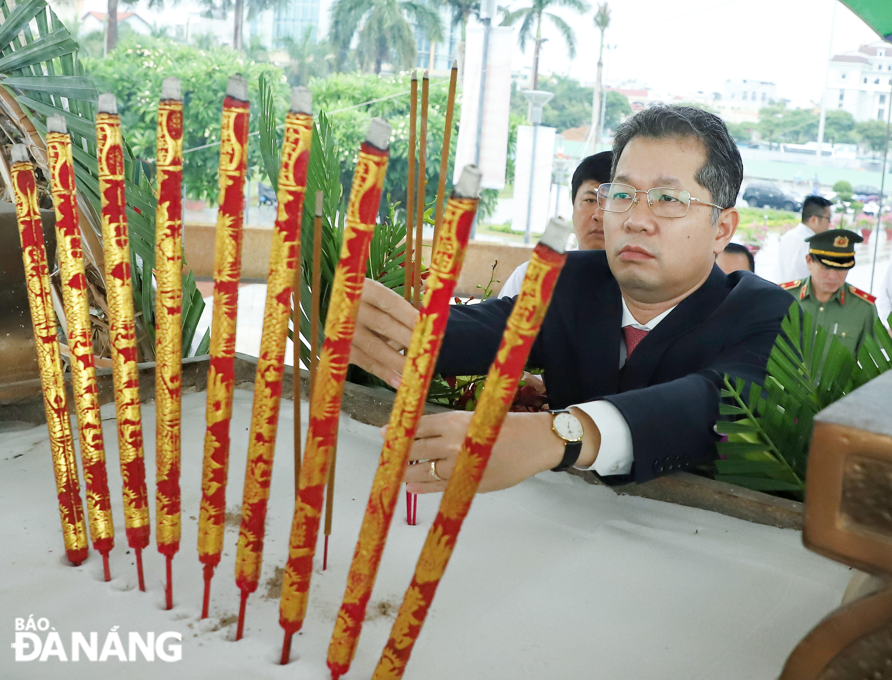 เลขาธิการคณะกรรมการพรรคการเมืองเหงียน วัน กวาง ถวายธูปเทียนแด่วีรบุรุษและผู้เสียสละ ภาพ: NGOC PHU