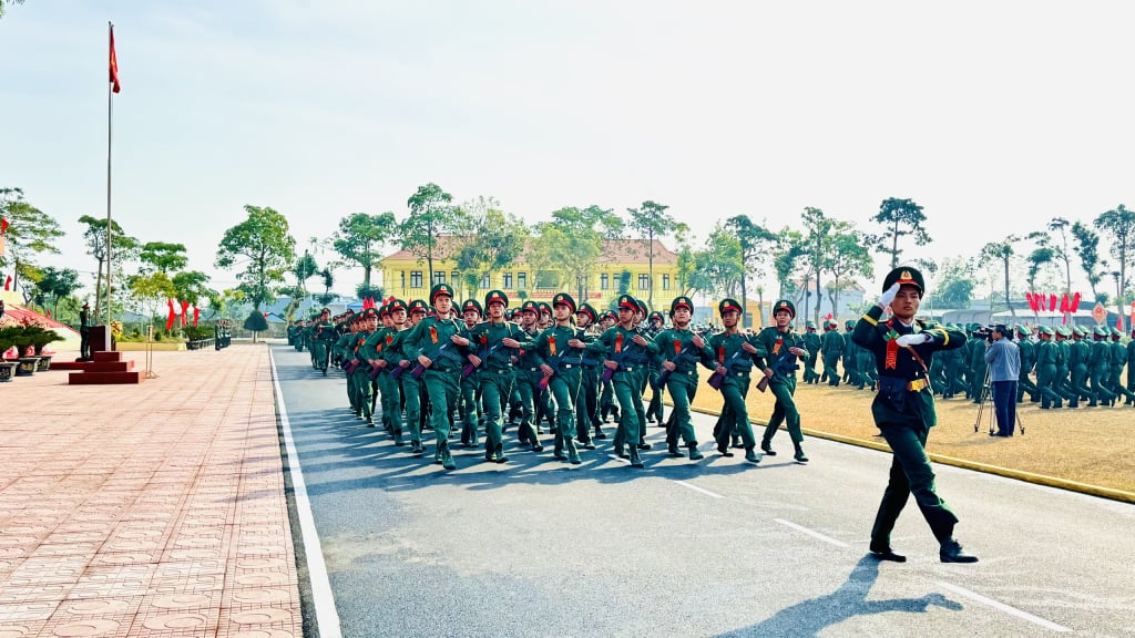 395사단의 병력이 축하 행진을 하고 있다.