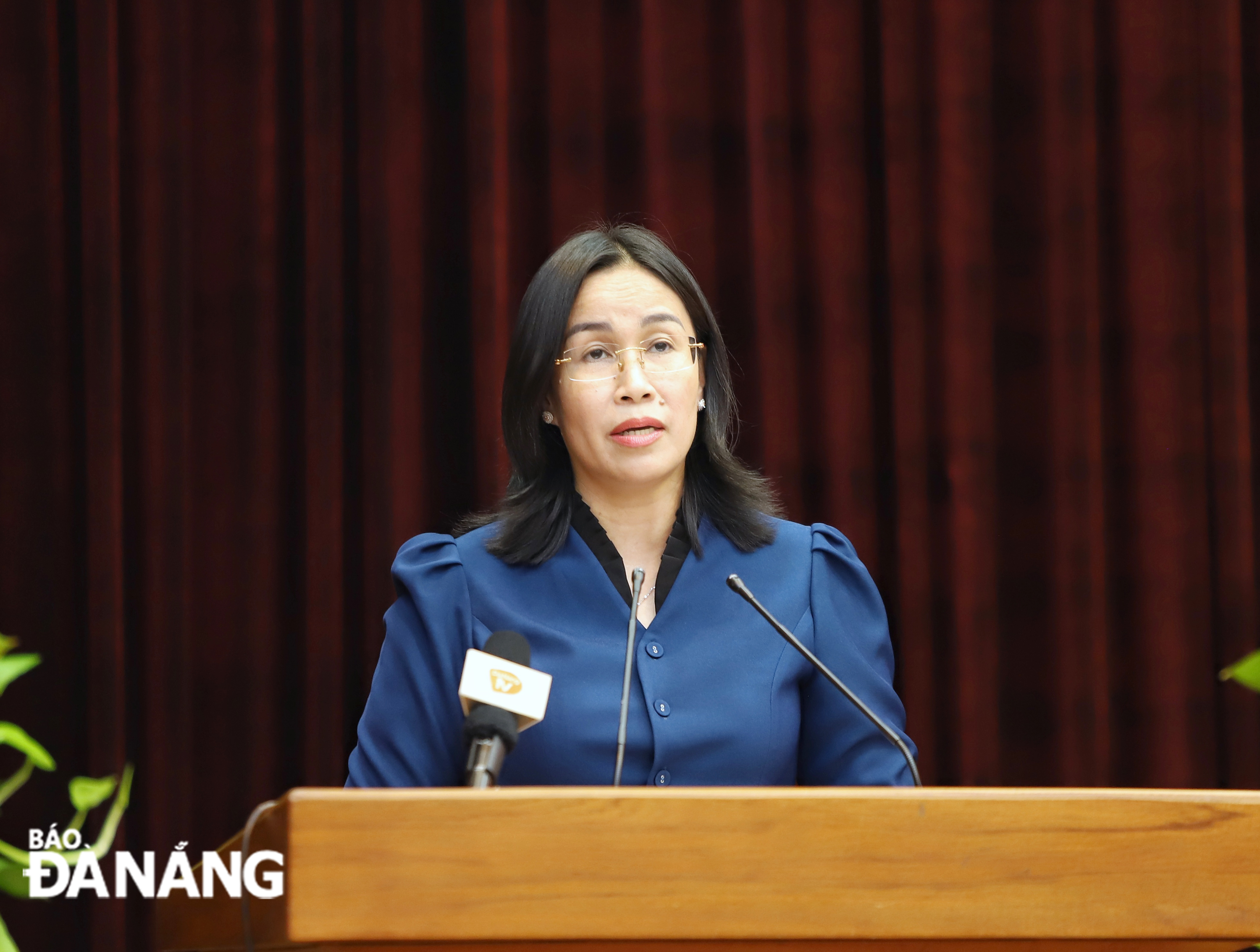 La vice-présidente du Conseil populaire de la ville, Nguyen Thi Anh Thi, a pris la parole lors de la conférence. Photo: PV