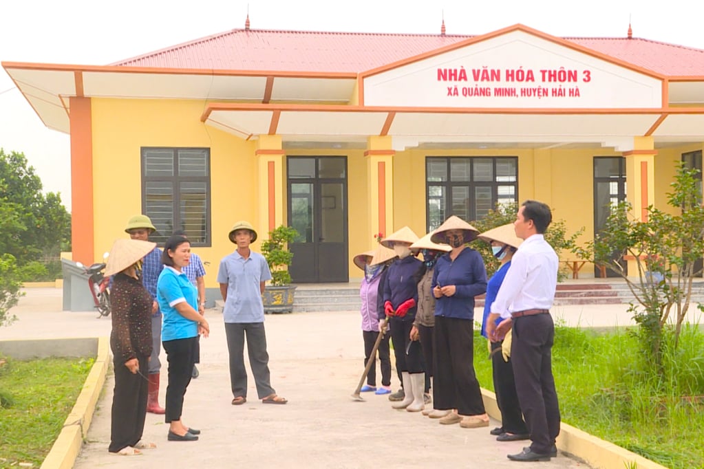 Hội LHPN xã Quảng Minh (huyện Hải Hà) vận động người dân hiến đất làm đường giao thông. Ảnh: Phạm Hải