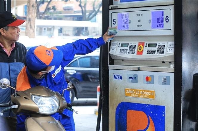 Gasoline prices increase across the board, RON95-III exceeds 21,000 VND per liter