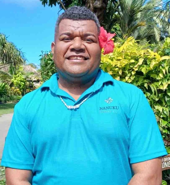 Cagi Ratudamu posiert für ein Foto in seinem Resort auf Fidschi. Foto: CNN