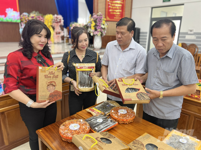 ผลิตภัณฑ์ OCOP ของโรงงานผลิตอาหารแห้ง Thanh Thuy ได้รับการแนะนำที่คณะกรรมการประชาชนเขต Dong Hai ภาพโดย : ตรอง ลินห์