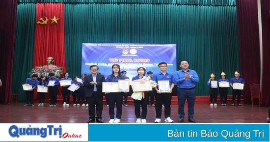 El equipo de diplomáticos de la escuela secundaria Vinh Linh ganó el primer premio en la competencia de clubes, equipos y grupos de inglés