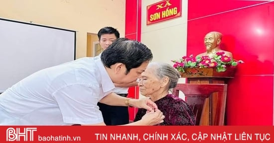 Trao Huy hiệu 70 năm tuổi Đảng cho đảng viên ở Hương Sơn