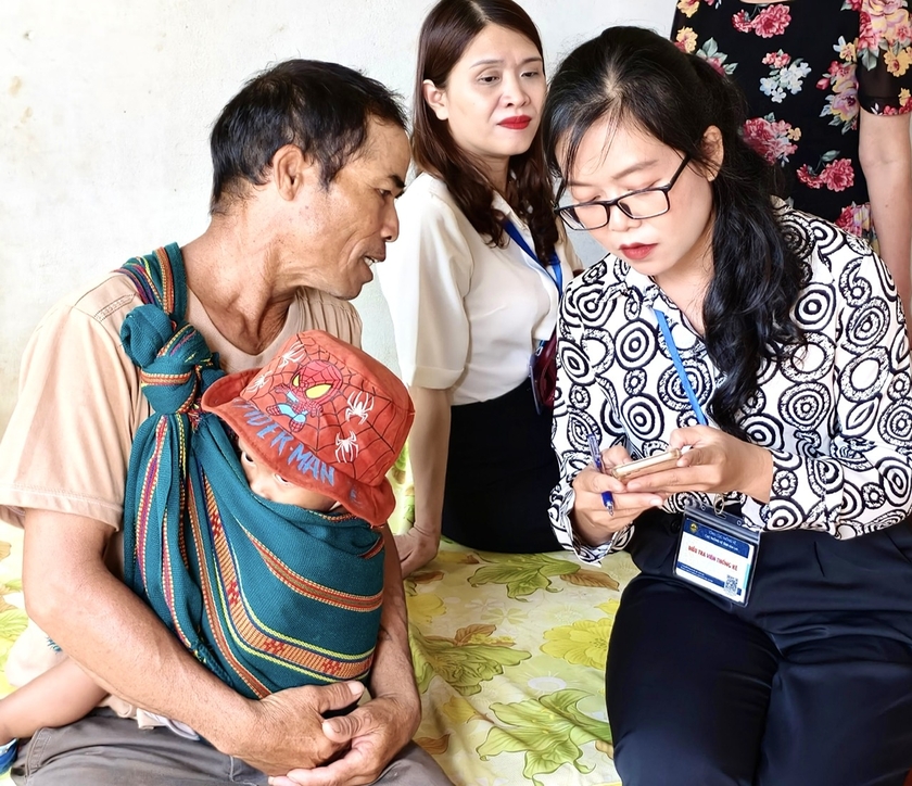 Điều tra viên Chi cục Thống kê TP. Pleiku tổ chức điều tra thu thập thông tin của hộ dân trên địa bàn xã Chư Á. Ảnh: Minh Phương